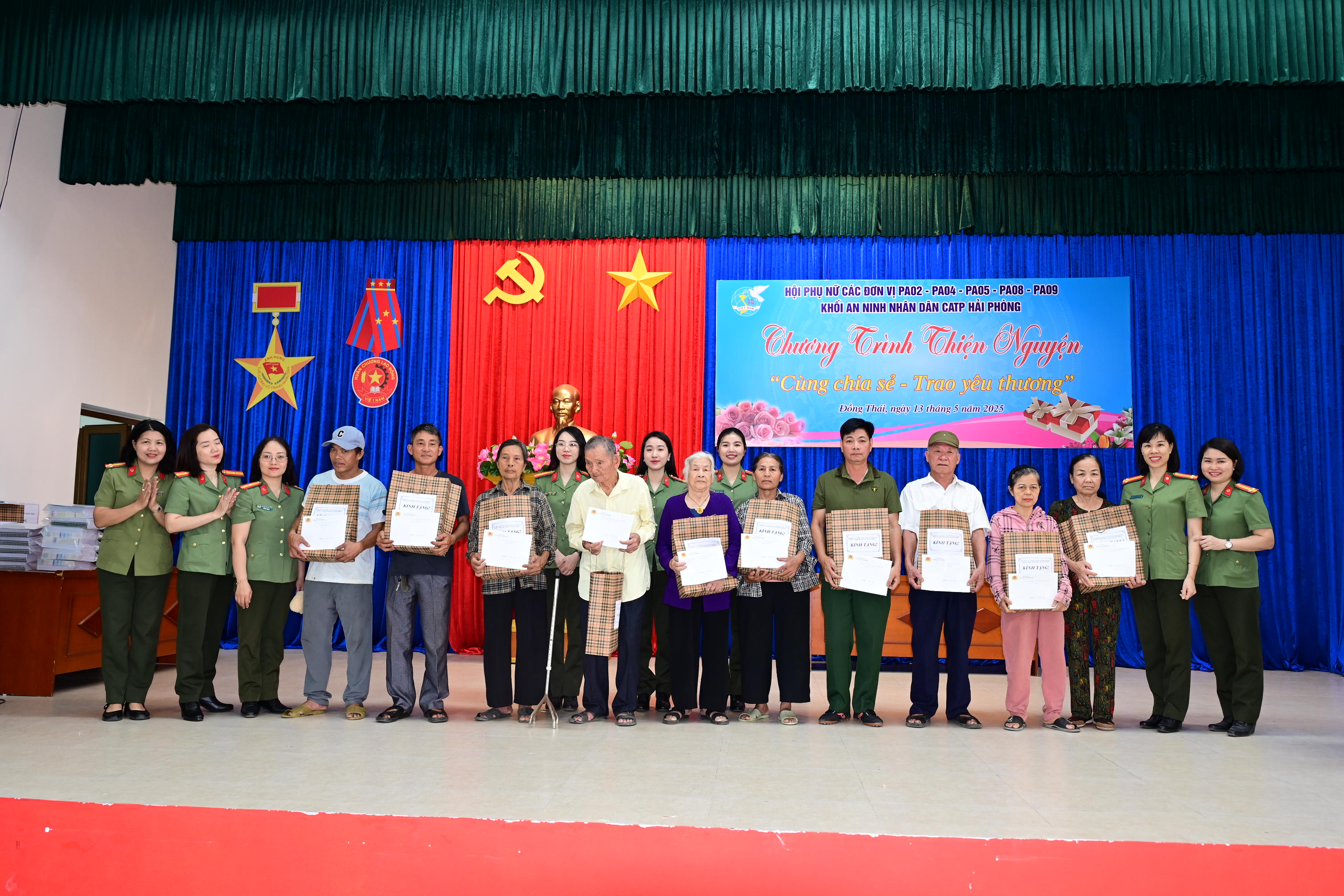 Khối An ninh nhân dân (CATP): Trao 22 phần quà tặng người có hoàn cảnh khó khăn trên địa bàn phường Đồng Thái (An Dương)